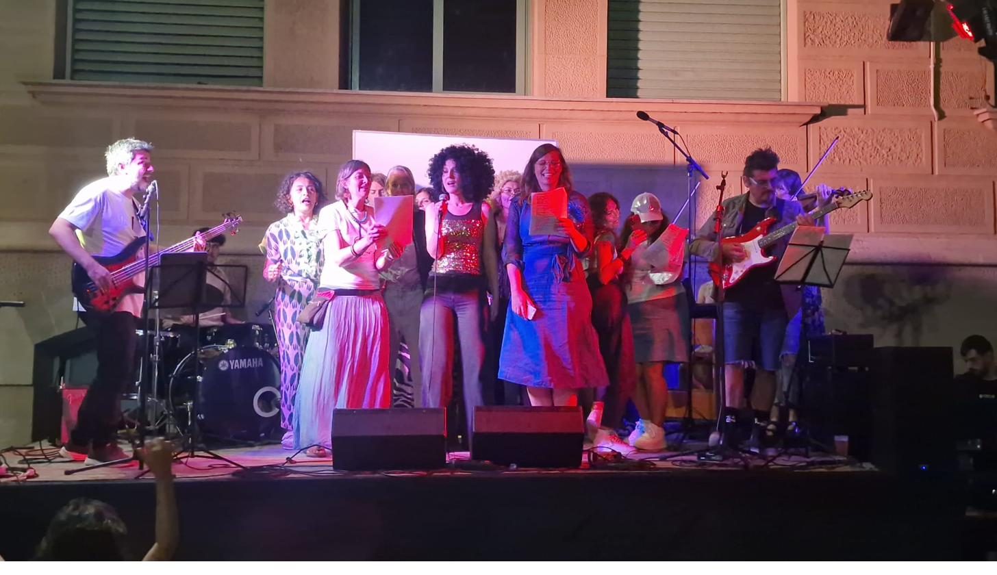 Famílies del Pere Vila tocant en directe en una festa de l'escola